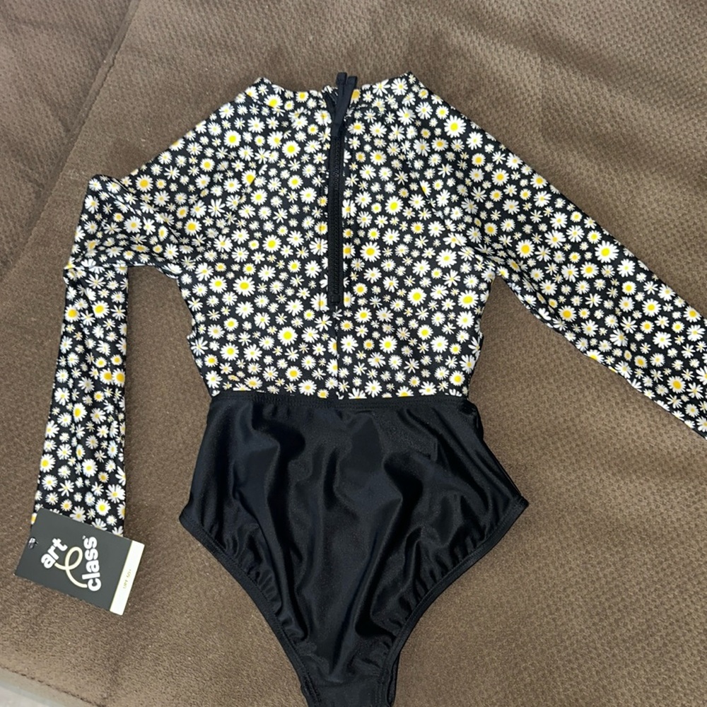 NWT Girls - XS long sleeve swimsuit. Black with daisy 🌼 print